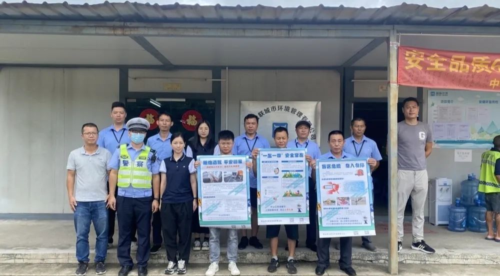 古鎮交警暑假前夕送安全“早餐”，學生、家長都有~