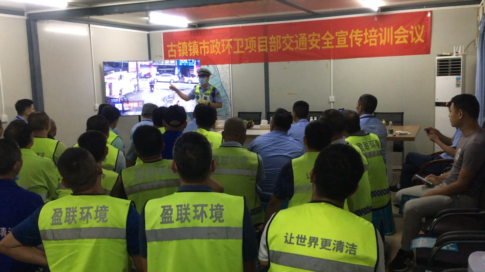 古鎮交警暑假前夕送安全“早餐”，學生、家長都有~