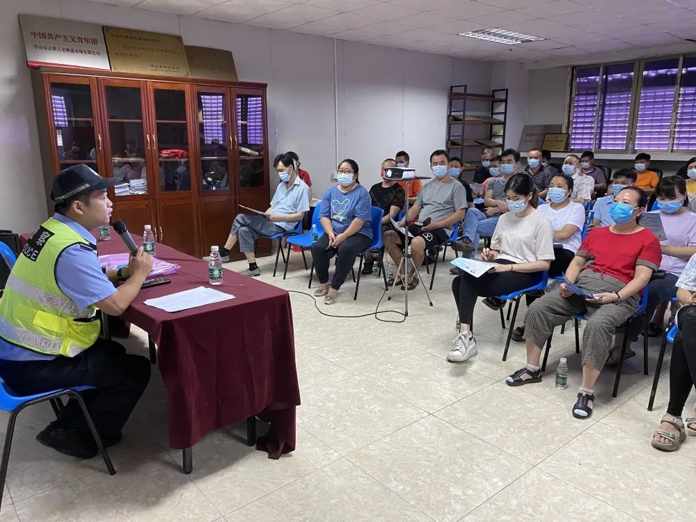 古鎮交警暑假前夕送安全“早餐”，學生、家長都有~