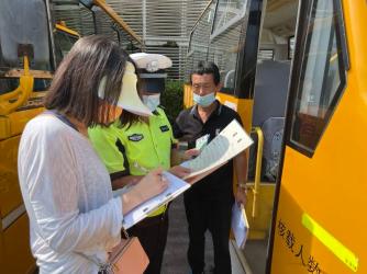 源頭監(jiān)管 | 運河區(qū)教育體育局聯(lián)合滄州交警對校車進行安全檢查