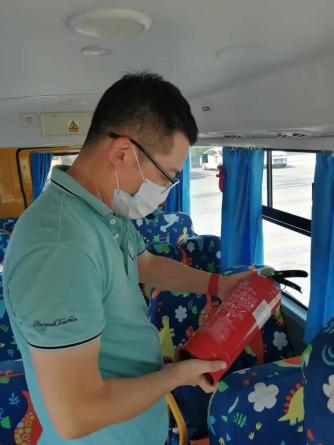 源頭監(jiān)管 | 運河區(qū)教育體育局聯(lián)合滄州交警對校車進行安全檢查