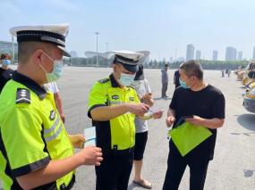 源頭監(jiān)管 | 運河區(qū)教育體育局聯(lián)合滄州交警對校車進行安全檢查