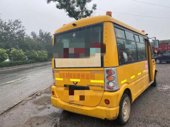 【一線微觀】安全豈能當(dāng)兒戲！這樣的“黑校車”，你還敢讓孩子乘坐嗎？