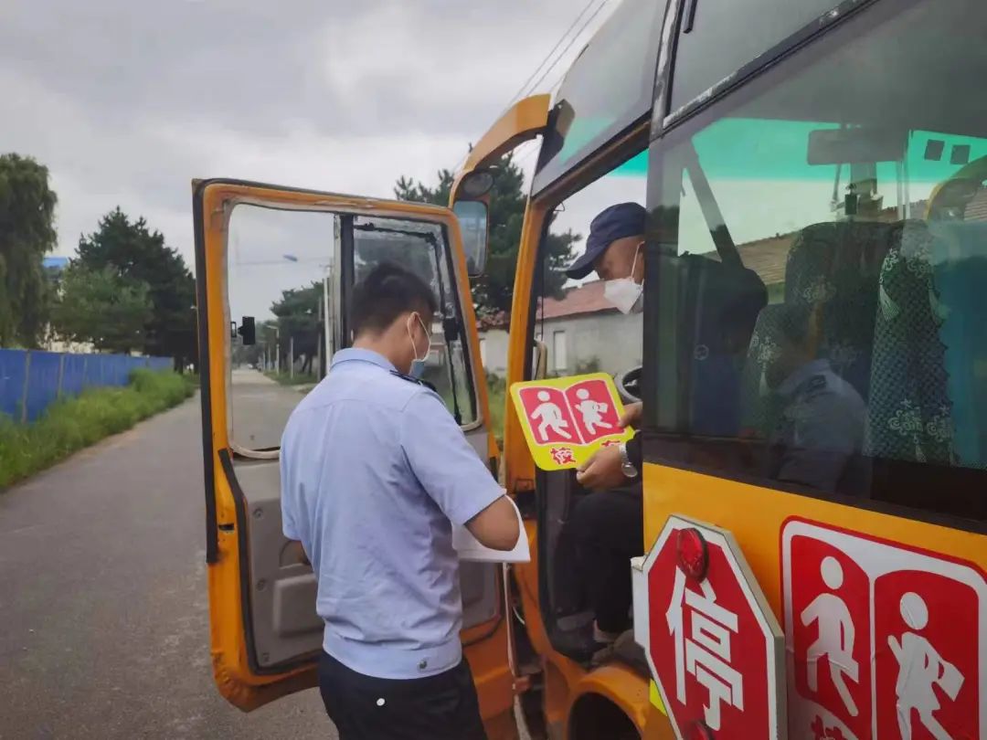 護航開學(xué)季 | 經(jīng)開大隊開展校車安全大檢查