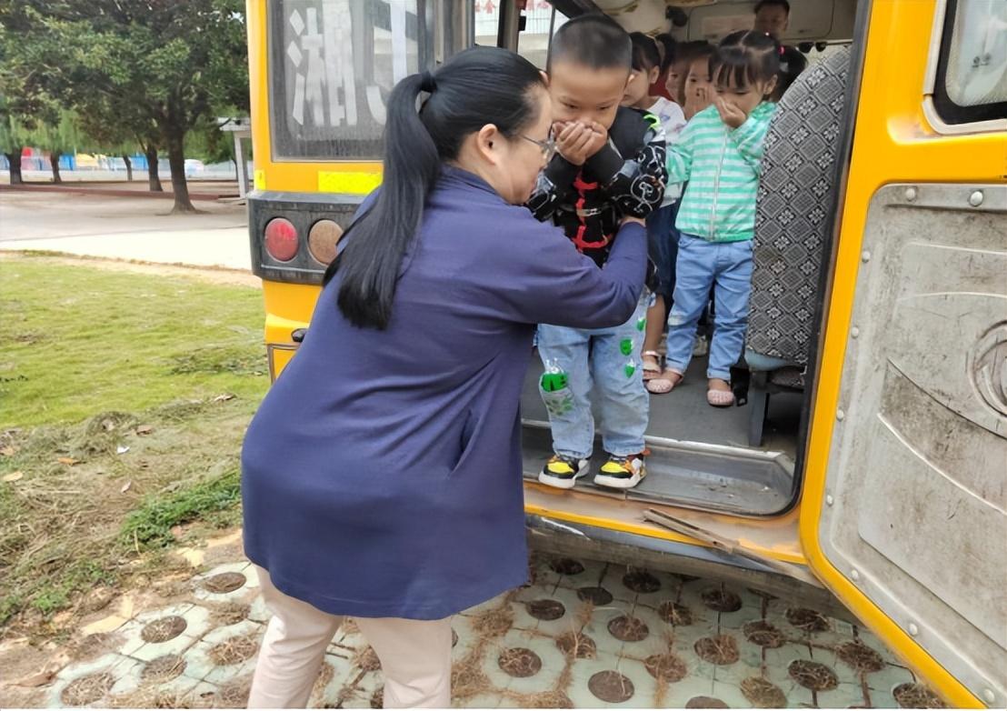 校車安全伴我行——安康鄉(xiāng)中心幼兒園校車安全應(yīng)急逃生演練活動(dòng)