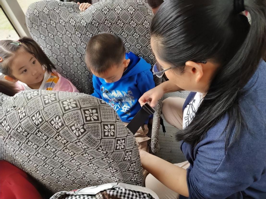 校車安全伴我行——安康鄉(xiāng)中心幼兒園校車安全應(yīng)急逃生演練活動(dòng)