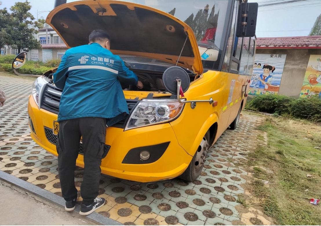 校車安全伴我行——安康鄉(xiāng)中心幼兒園校車安全應(yīng)急逃生演練活動(dòng)