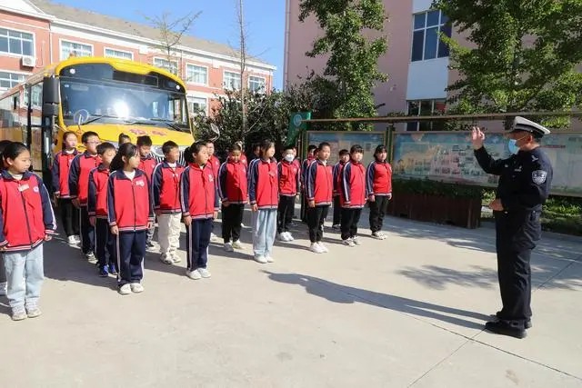 棲霞交警開展校車安全演練活動