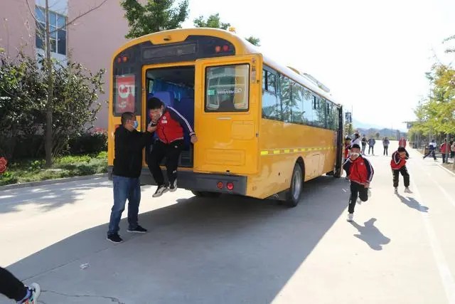 棲霞交警開展校車安全演練活動