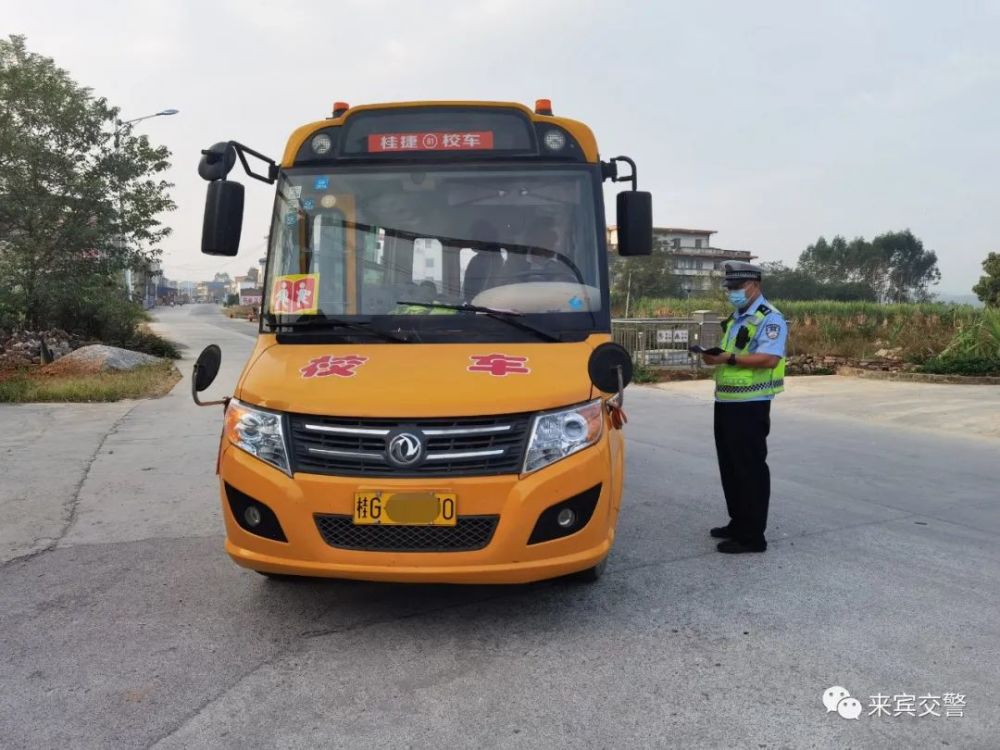 反面教材！校車司機超員，乘車小孩全都不系安全帶……