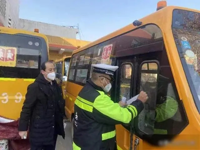 富平交警：“三個(gè)加強(qiáng)”落細(xì)落實(shí)校車“全過(guò)程”安全管理