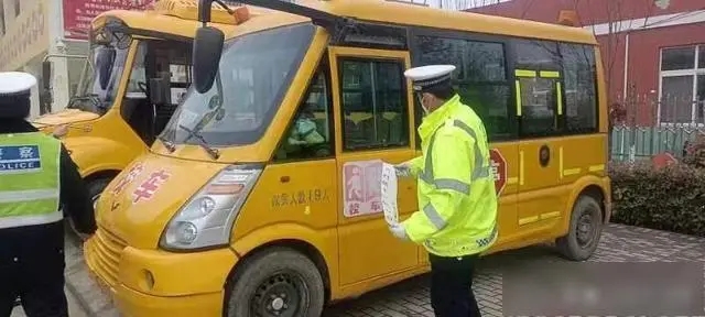 富平交警：“三個(gè)加強(qiáng)”落細(xì)落實(shí)校車“全過(guò)程”安全管理