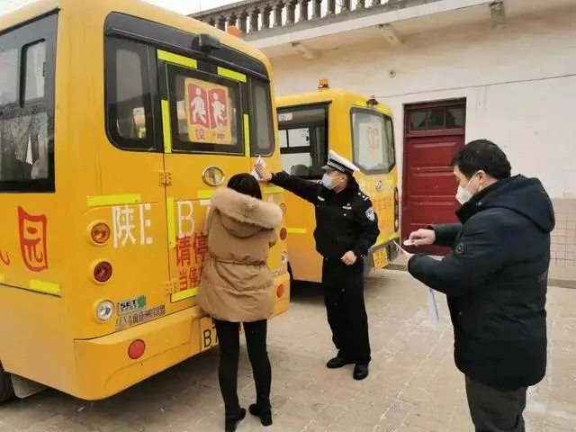 「平安春運 交警同行」白水公安交警聯合縣教育局封存校車