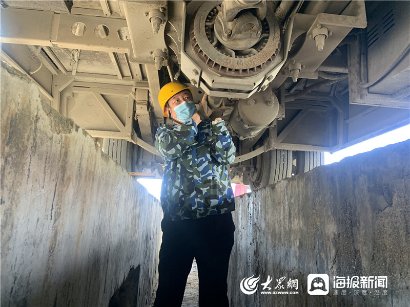 青島西海岸溫馨校車全面檢查車輛 為新學期順利開學做足準備