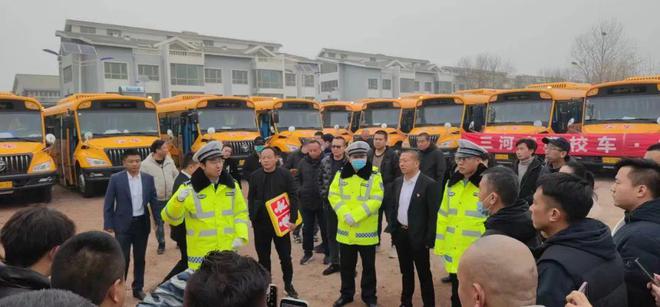 三河交警為139輛校車舉行“身份證”發放儀式