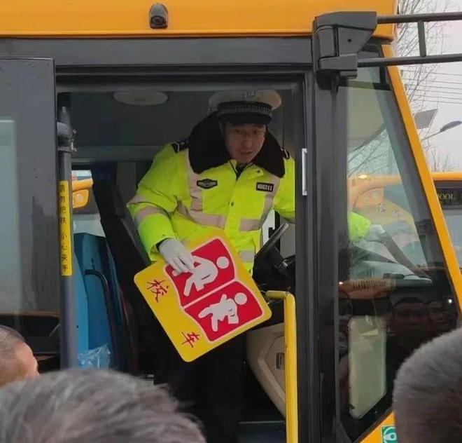 三河交警為139輛校車舉行“身份證”發放儀式