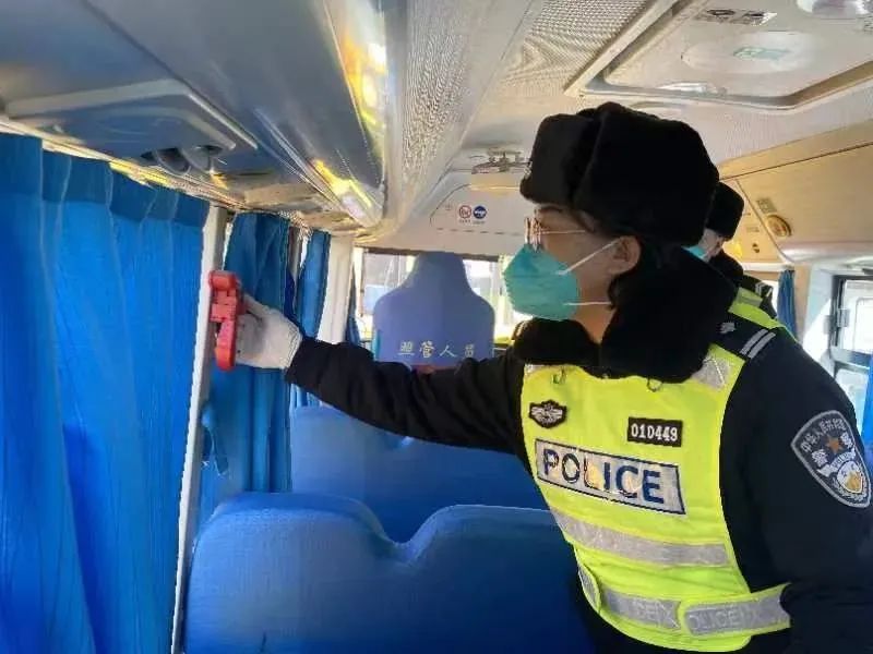 青城交警開展校車安全檢查