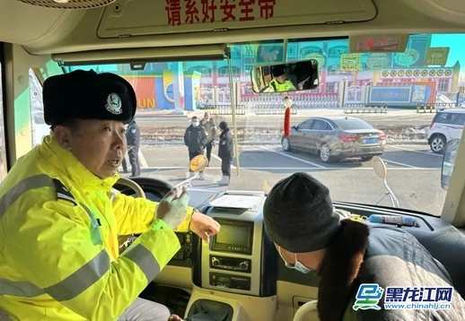 佳木斯市交警大隊開展校車專項檢查普法教育活動
