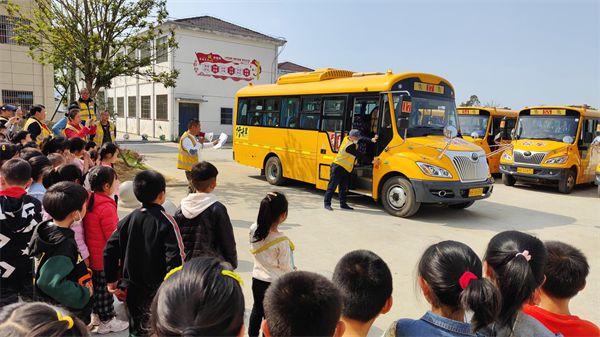 懷寧縣清河中心學校開展校車突發事件綜合性應急演練活動