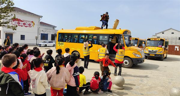 懷寧縣清河中心學校開展校車突發事件綜合性應急演練活動