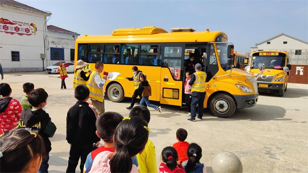 懷寧縣清河中心學校開展校車突發事件綜合性應急演練活動