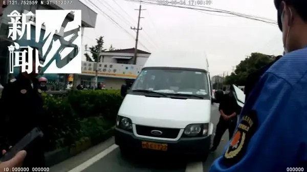 滬一“黑校車”載了十多名小學(xué)生……家長(zhǎng)心太大！出了事怎么辦！