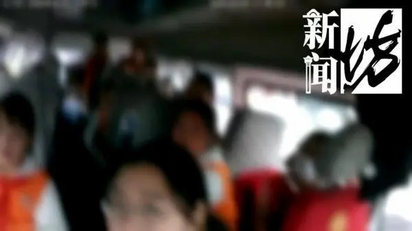 滬一“黑校車”載了十多名小學(xué)生……家長(zhǎng)心太大！出了事怎么辦！