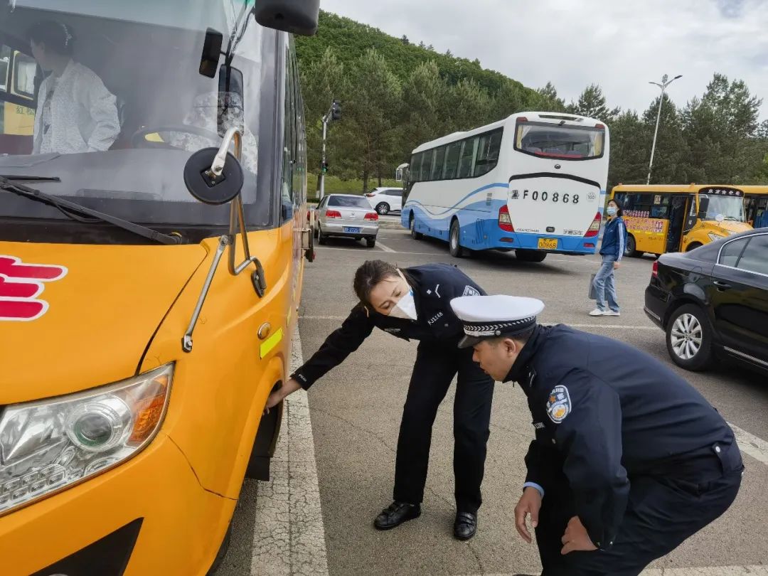 伊美交警大隊深入轄區幼兒園開展校車安全檢查活動