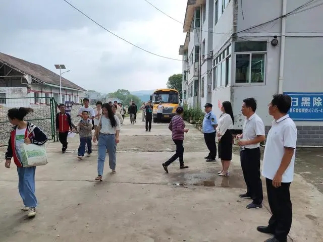 沅陵縣清浪鄉(xiāng)：嚴(yán)把校車安全關(guān) 全力護(hù)航上下學(xué)