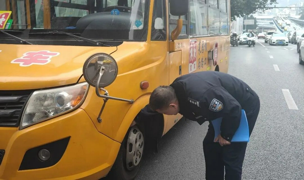 校車安全不容忽視 筑牢校園交通安全“防護墻”
