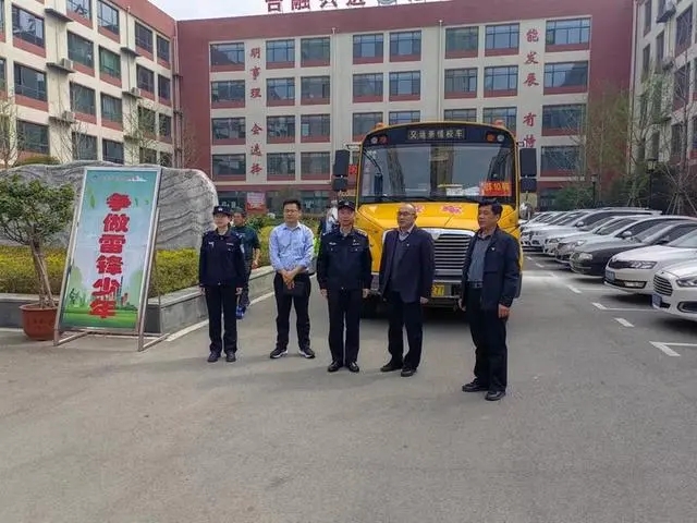 滕州市公安局到學(xué)校開(kāi)展校車(chē)火情消防演練安全培訓(xùn)與應(yīng)急疏散演練活動(dòng)