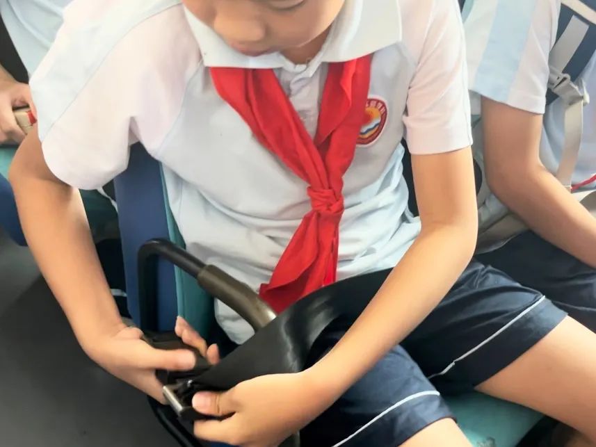 安全通行 平安校園——陽西德恒實驗學校開展校車安全應急演練