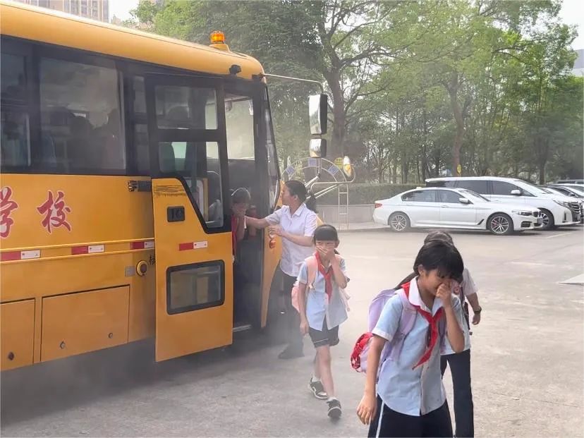 安全通行 平安校園——陽西德恒實驗學校開展校車安全應急演練