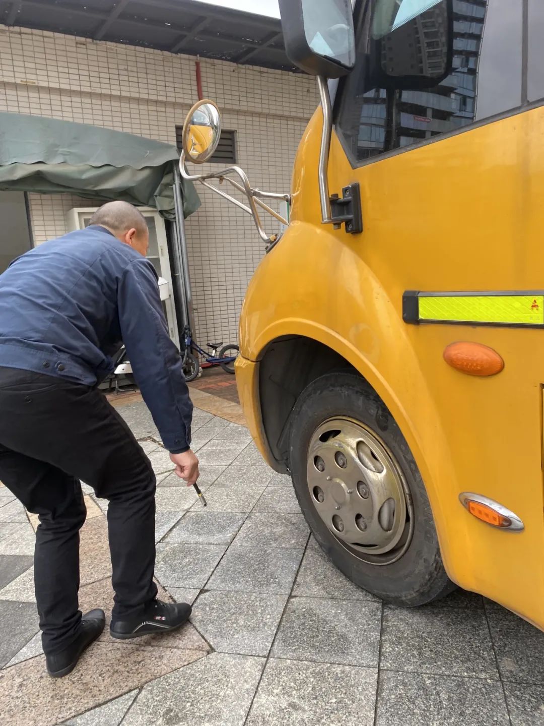 安全乘車，平安“童”行--祁陽市伯爵幼兒園校車安全應急演練