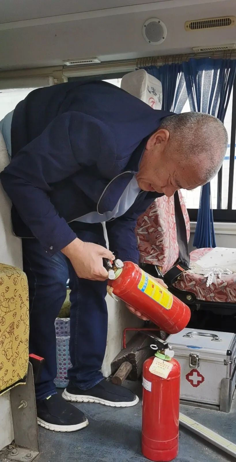 安全乘車，平安“童”行--祁陽市伯爵幼兒園校車安全應急演練