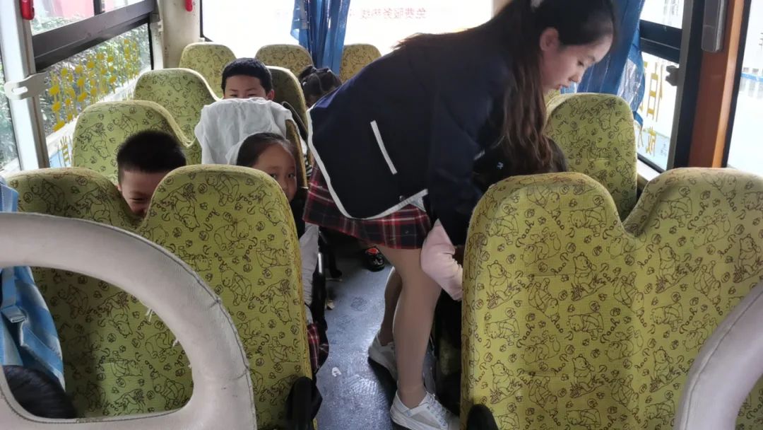 安全乘車，平安“童”行--祁陽市伯爵幼兒園校車安全應急演練