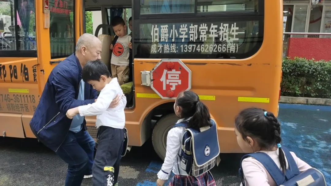 安全乘車，平安“童”行--祁陽市伯爵幼兒園校車安全應急演練
