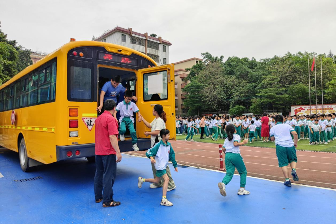 廣州巴士集團二分公司聯合白云區東輝小學開展校車應急疏散演練