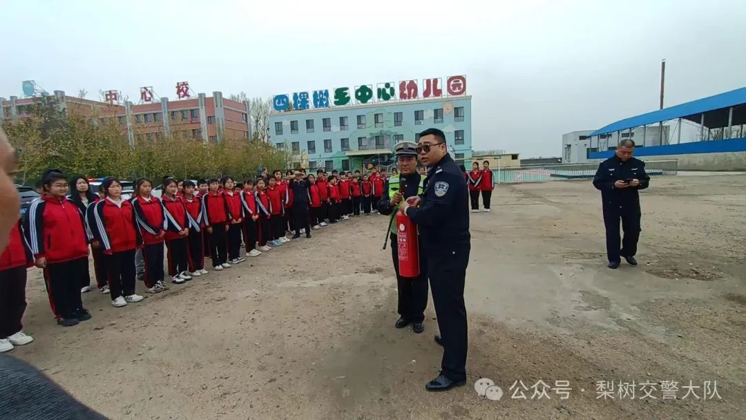 梨樹縣教育局 交警大隊聯合開展校車應急疏散演練