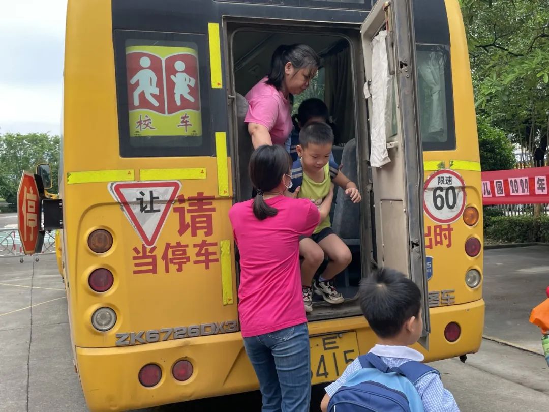 安全乘車，平安“童”行——2023學年下學期校車安全應急演練