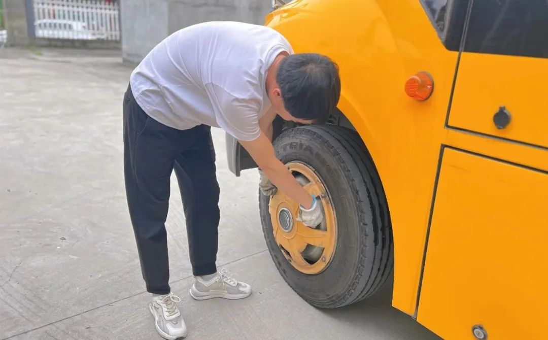 嚴把校車“安全關”，守護平安上學路|安康高新第二幼兒園校車安全排查