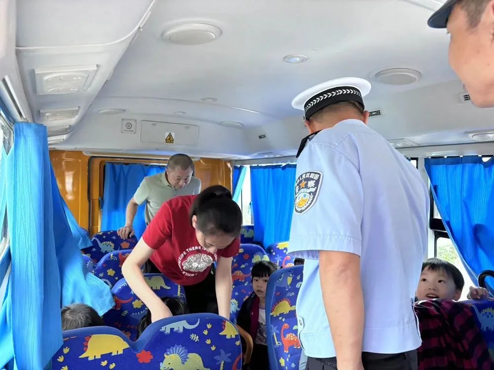 赤崗鎮教育組聯合洪陽交警中隊開展校車專項安全檢查