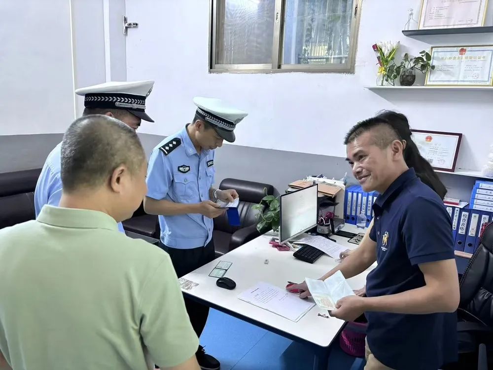 赤崗鎮教育組聯合洪陽交警中隊開展校車專項安全檢查