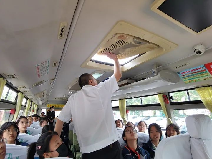 校車演練不松懈，安全意識筑心間——奮進路初級中學開展校車應急疏散演練活動