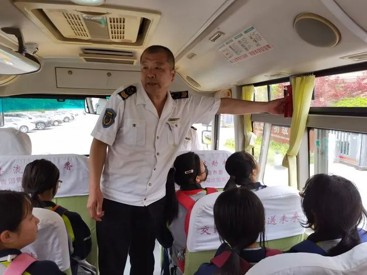 校車演練不松懈，安全意識筑心間——奮進路初級中學開展校車應急疏散演練活動