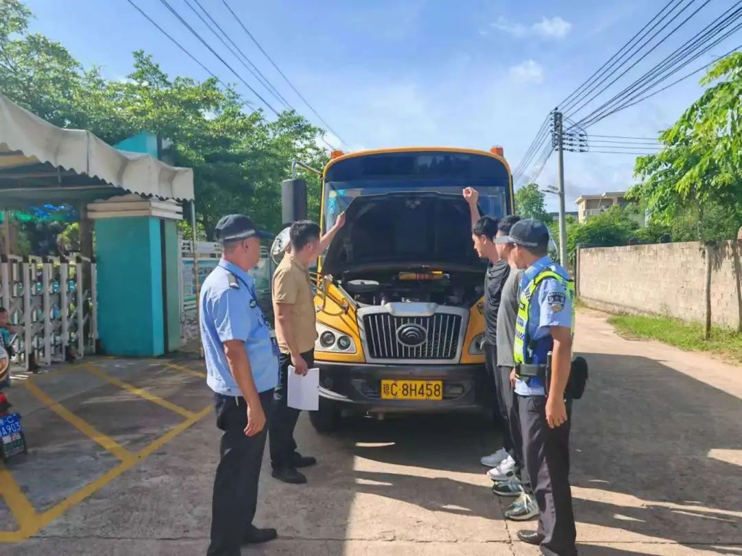 事關(guān)孩子們的出行安全！萬寧公安交警聯(lián)合多部門開展校車安全檢查