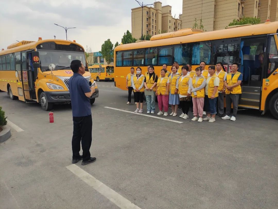 為愛護(hù)航 安全“童”行——稼軒小學(xué)開展校車疏散逃生應(yīng)急演練活動(dòng)