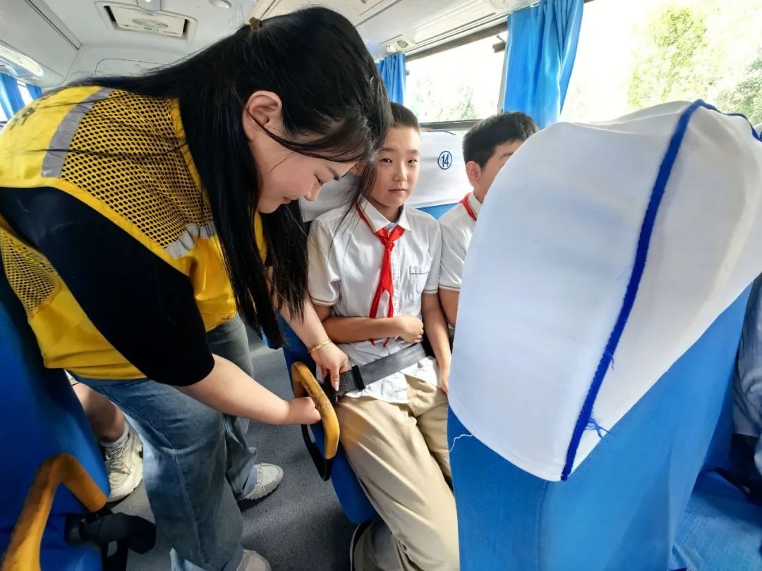 為愛護(hù)航 安全“童”行——稼軒小學(xué)開展校車疏散逃生應(yīng)急演練活動(dòng)