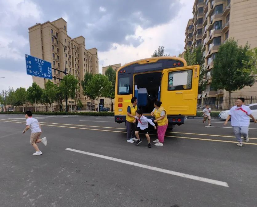 為愛護(hù)航 安全“童”行——稼軒小學(xué)開展校車疏散逃生應(yīng)急演練活動(dòng)