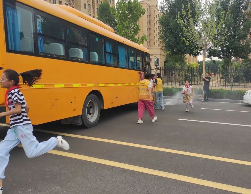 為愛護(hù)航 安全“童”行——稼軒小學(xué)開展校車疏散逃生應(yīng)急演練活動(dòng)